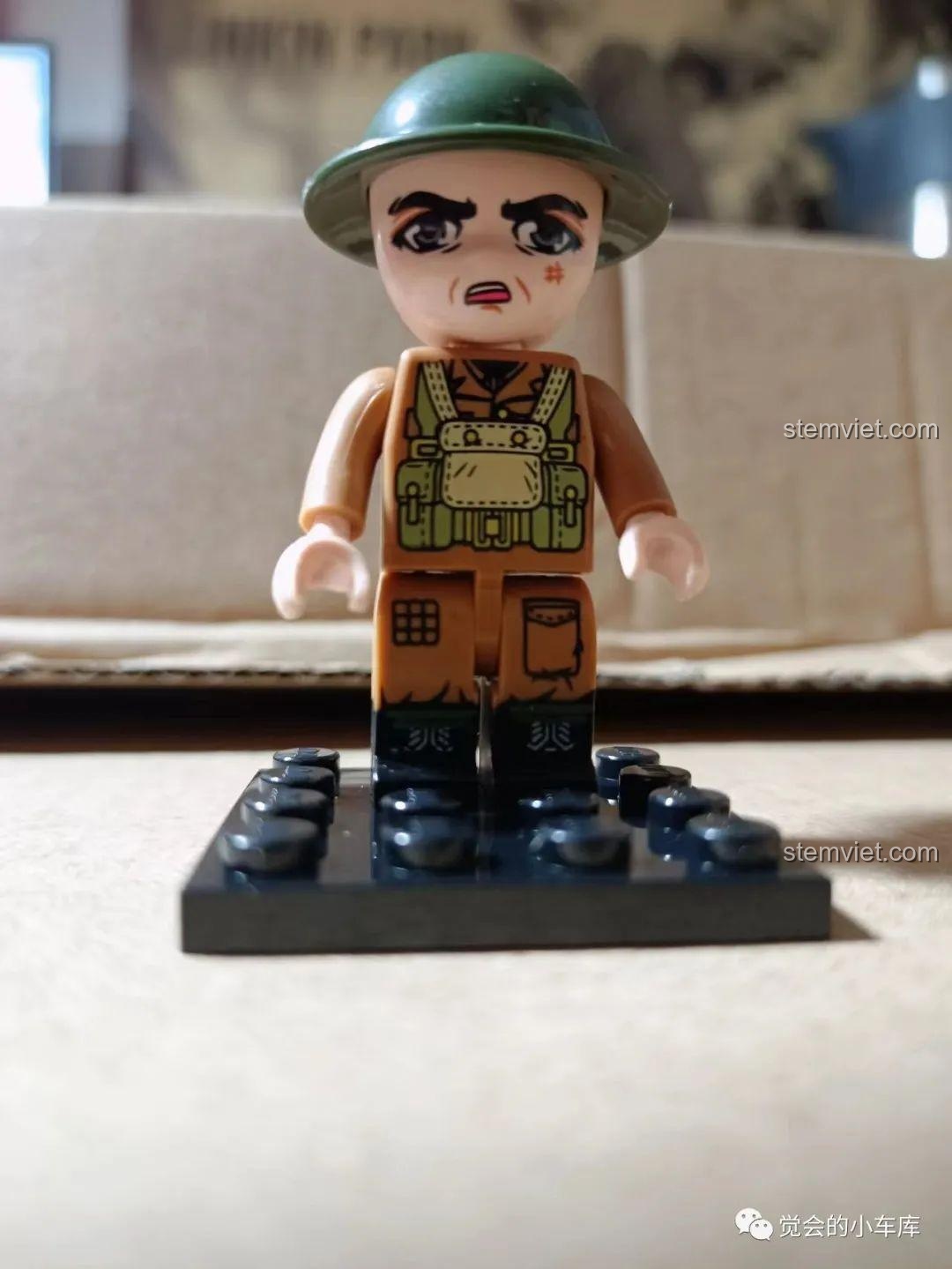 Chi tiết mặt trước của minifigure lính Anh QMAN 21023, với các họa tiết in sắc nét trên thân và chân.