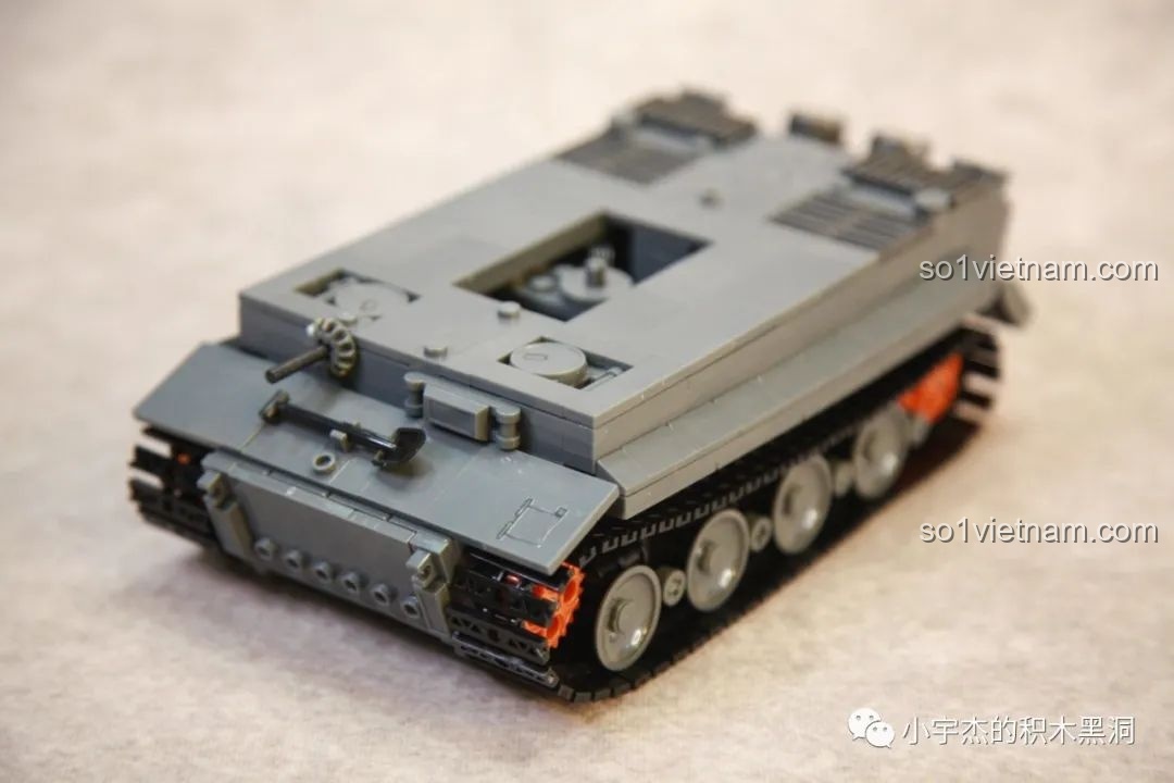 Chi tiết mặt trước thân xe tăng Sluban M38-B0851, với súng máy và các tấm giáp được tái hiện tỉ mỉ.