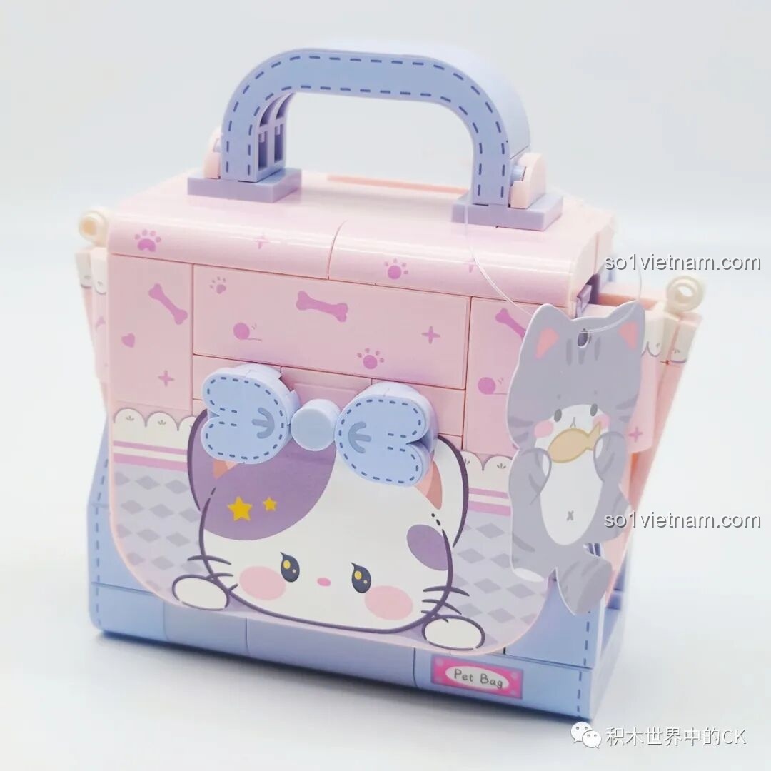 Cận cảnh mặt trước của túi xách Wekki 516908 với hình mèo con, chiếc nơ xanh và tag treo hình mèo ngộ nghĩnh.