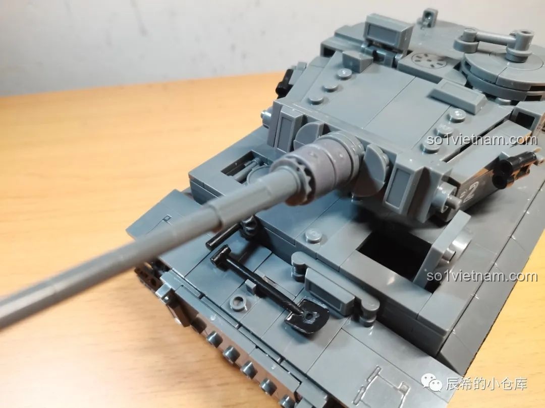 Chi tiết mặt trước của xe tăng Sluban M38-B0851 với nòng pháo dài và các dụng cụ đi kèm trên thân xe.