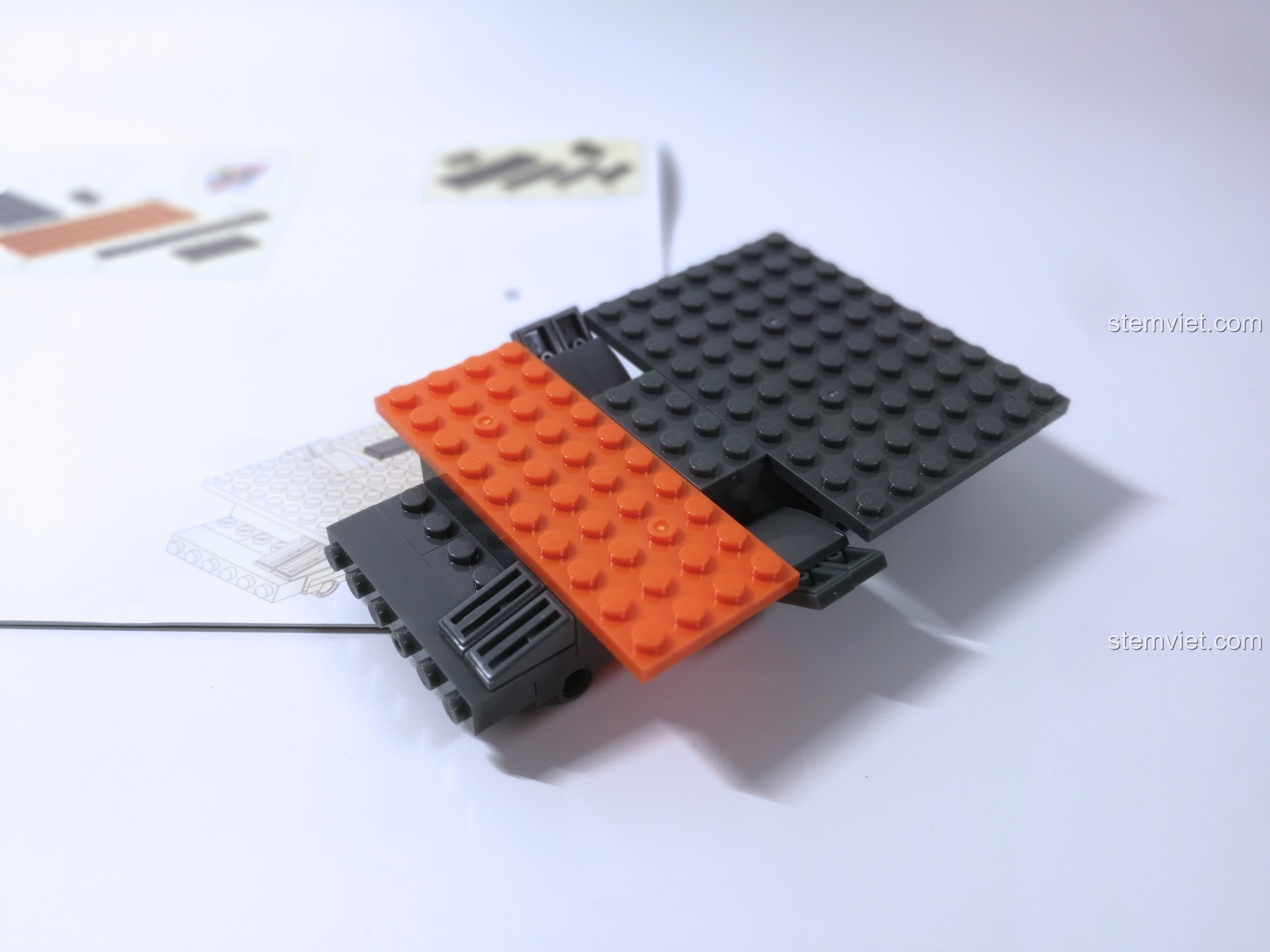 Thêm các chi tiết màu cam vào khung xe tải Sluban M38-B0787, tạo nên vẻ ngoài đặc trưng cho mô hình.