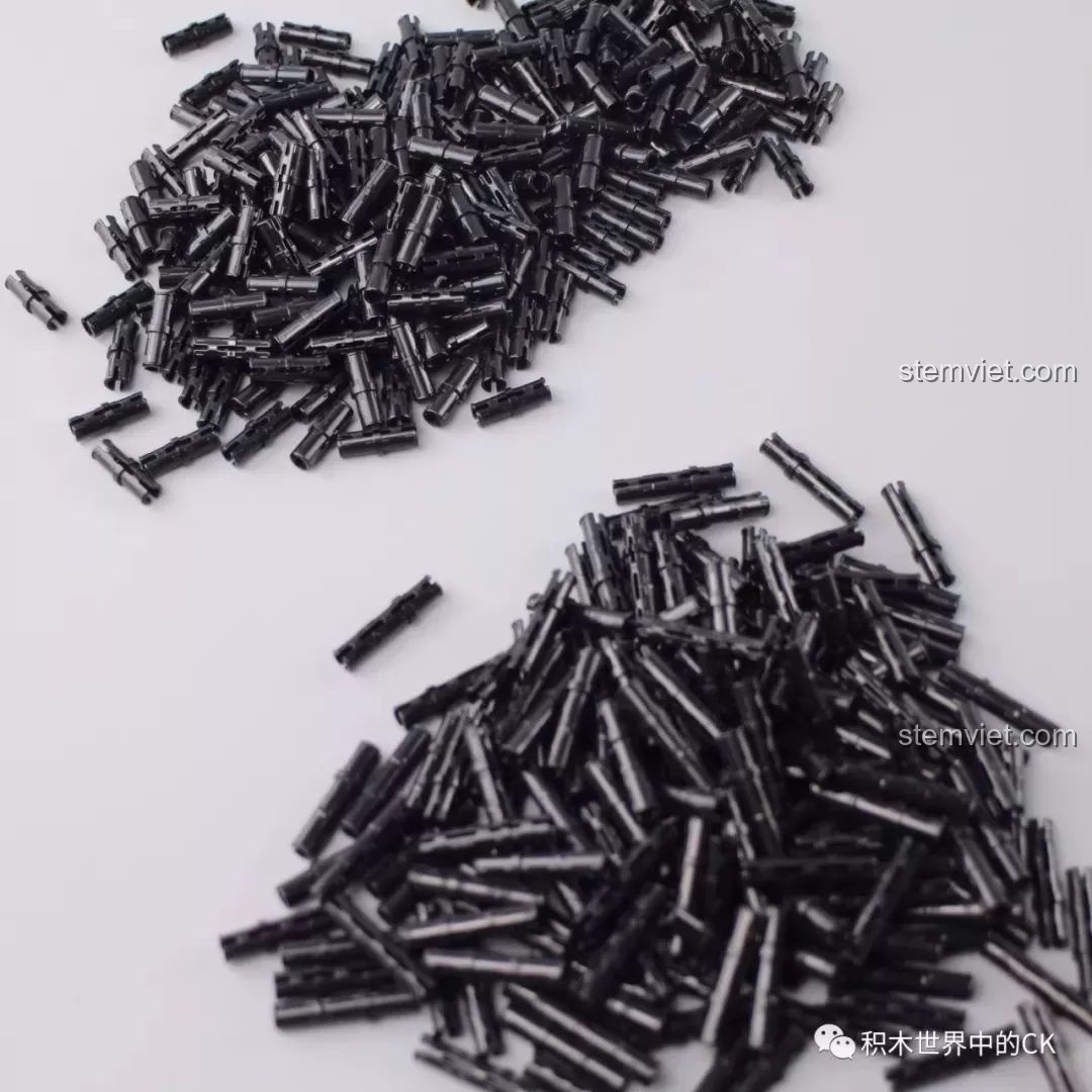 Một lượng lớn các chốt và trục màu đen của bộ Mould King 13070, báo hiệu một thử thách lắp ráp khó khăn.