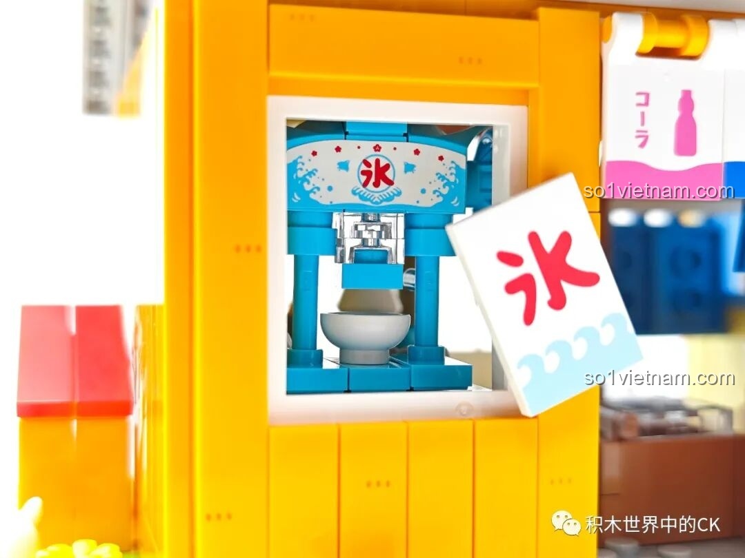 Cận cảnh chi tiết máy bào đá màu xanh trong mô hình Tiệm đồ ngọt Maruko, một chi tiết đặc trưng và thú vị.