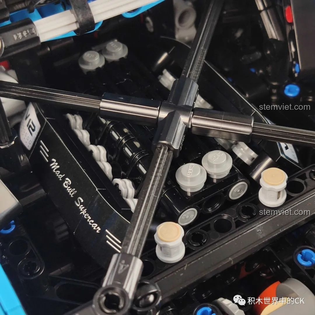 Cận cảnh chi tiết máy và thanh giằng trong khoang động cơ của bộ xếp hình Siêu xe Lamborghini Centenario.