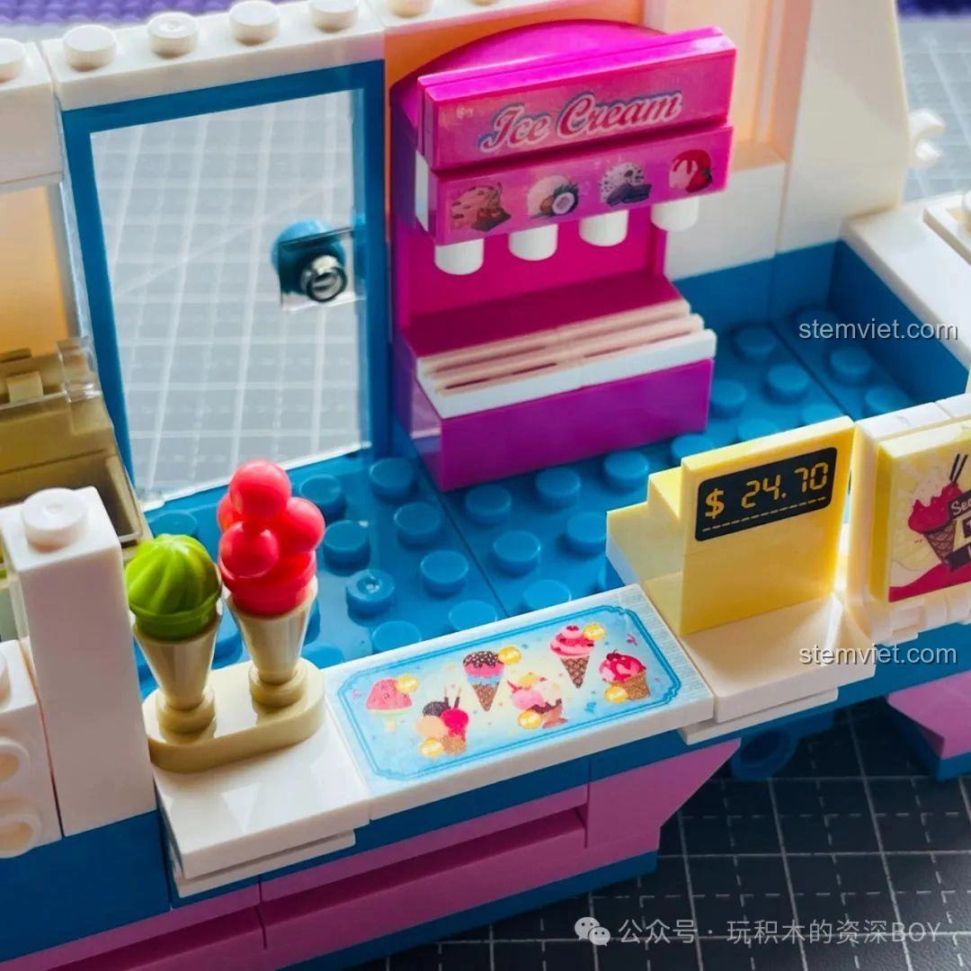 Cận cảnh máy làm kem màu hồng và quầy bán hàng với các mẫu kem hấp dẫn bên trong bộ lắp ghép Xe Kem Đường Phố SEMBO 601300.
