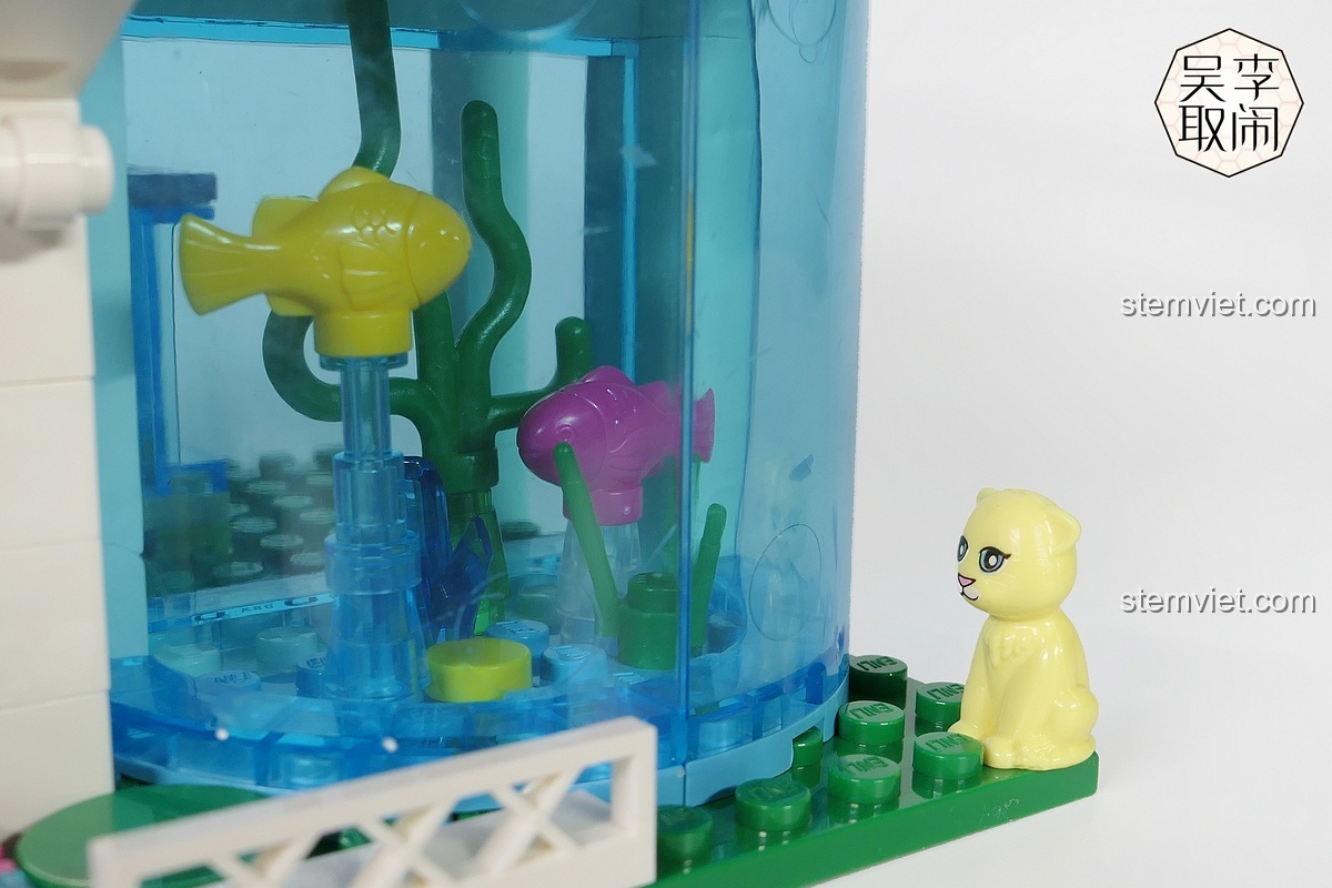 Chi tiết chú mèo con màu vàng đang nhìn vào bể cá trong bộ mô hình QMAN 2012.