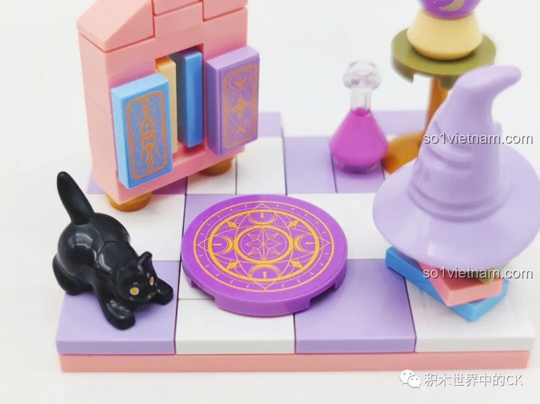 Chi tiết mèo đen ngồi trên thảm ma thuật và các lá bài tarot trong bộ lắp ráp Wekki 516910.