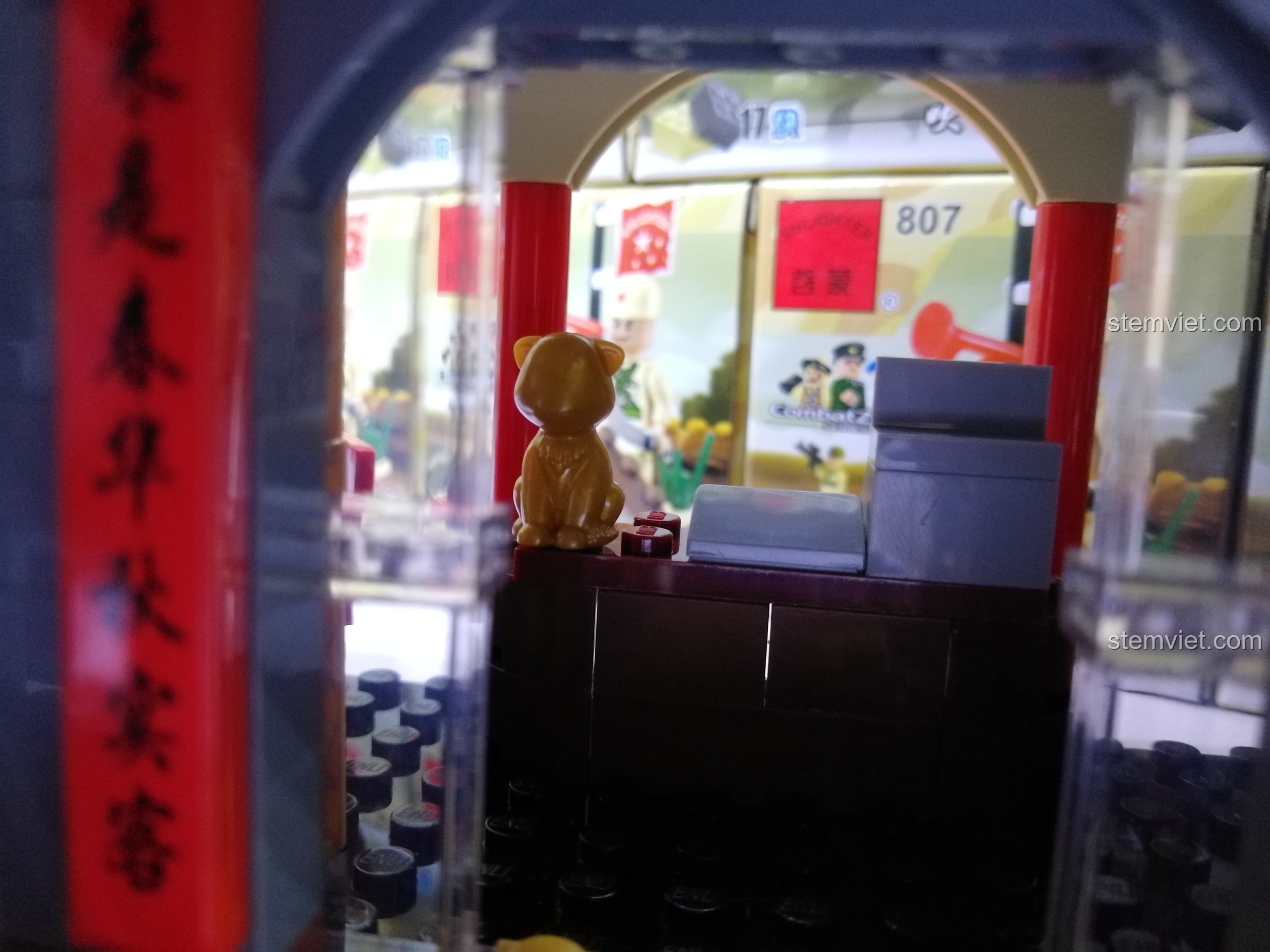 Chi tiết chú mèo thần tài màu vàng được đặt trên quầy thu ngân bên trong mô hình nhà hàng QMAN 1137.