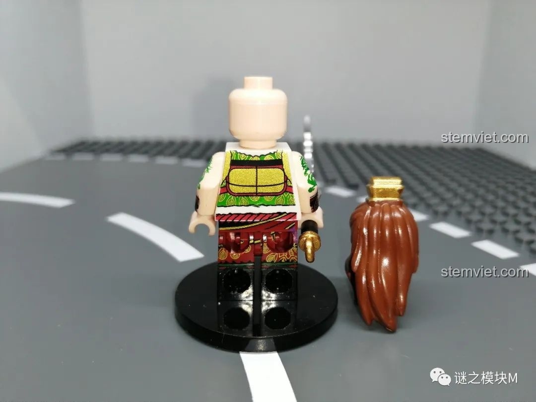 Minifigure Cam Ninh với phần tóc được tháo rời, cho thấy chi tiết in trên lưng và thiết kế đầu.