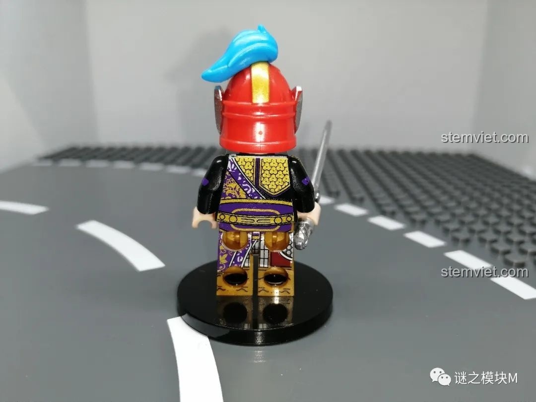 Mặt sau của minifigure Chu Du, cho thấy chi tiết in trên lưng và chân, hoàn thiện thiết kế nhân vật một cách toàn diện.