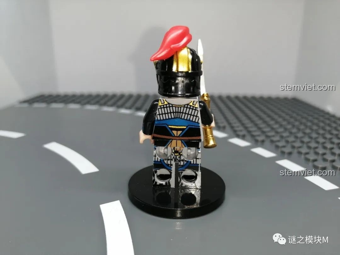 Mặt sau của minifigure Hạ Hầu Đôn không có áo choàng, để lộ chi tiết in trên lưng và chân sắc nét.