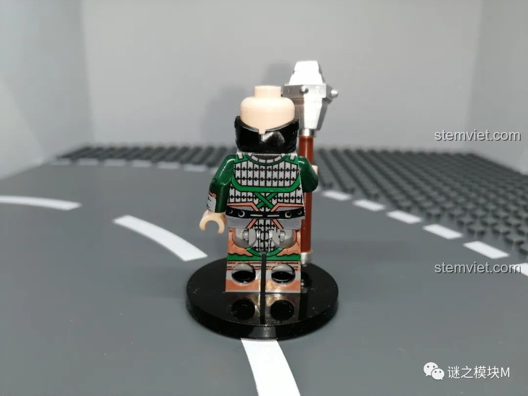 Mặt sau của minifigure Hứa Chử không có áo choàng, để lộ chi tiết in trên lưng và chân.