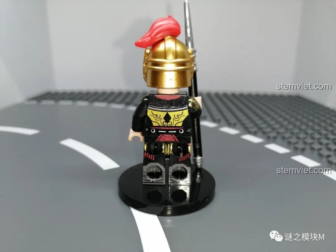 Mặt sau của minifigure Lã Mông không có áo choàng, để lộ chi tiết in trên lưng và chân.