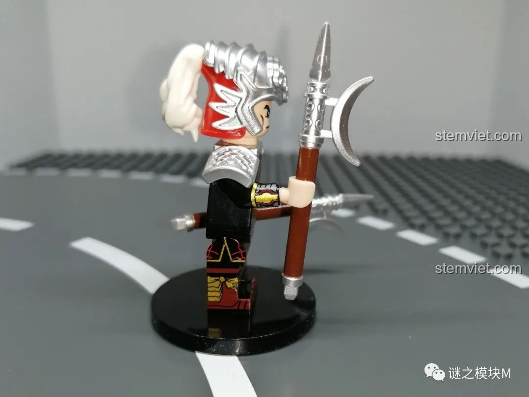 Góc nhìn từ bên cạnh của minifigure Thái Sử Từ, tập trung vào thiết kế mũ trụ và vũ khí song kích.