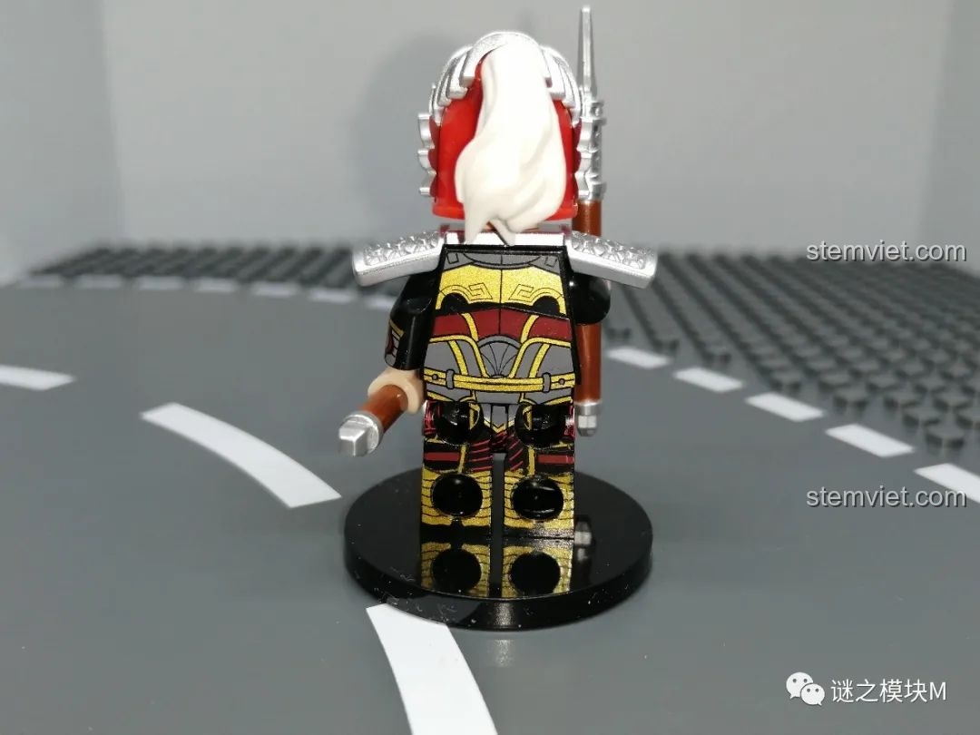 Mặt sau của minifigure Thái Sử Từ, cho thấy chi tiết in trên lưng và chân, cùng với phần tóc đuôi ngựa.