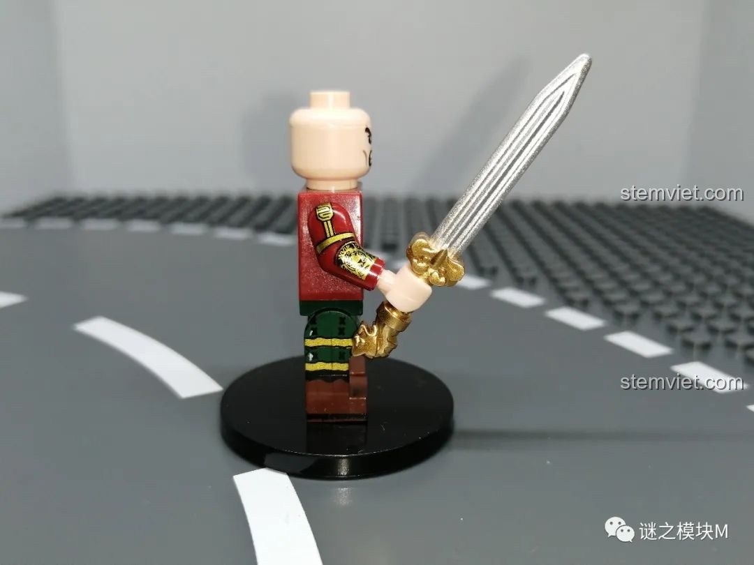 Góc nhìn từ bên cạnh của minifigure Tôn Quyền, cho thấy chi tiết in trên tay và thiết kế của thanh kiếm.