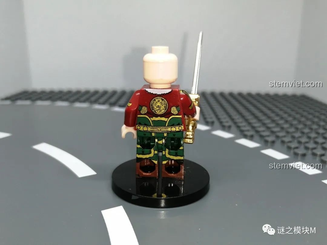 Mặt sau của minifigure Tôn Quyền không có áo choàng, để lộ chi tiết in trên lưng và chân.