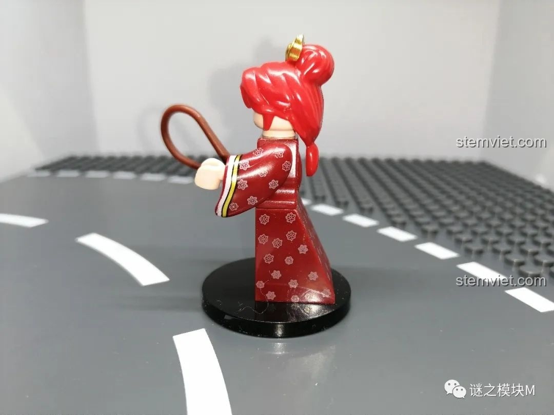Góc nhìn từ bên cạnh của minifigure Tôn Thượng Hương, khoe chi tiết in hoa văn trên tay áo và tà váy tinh xảo.