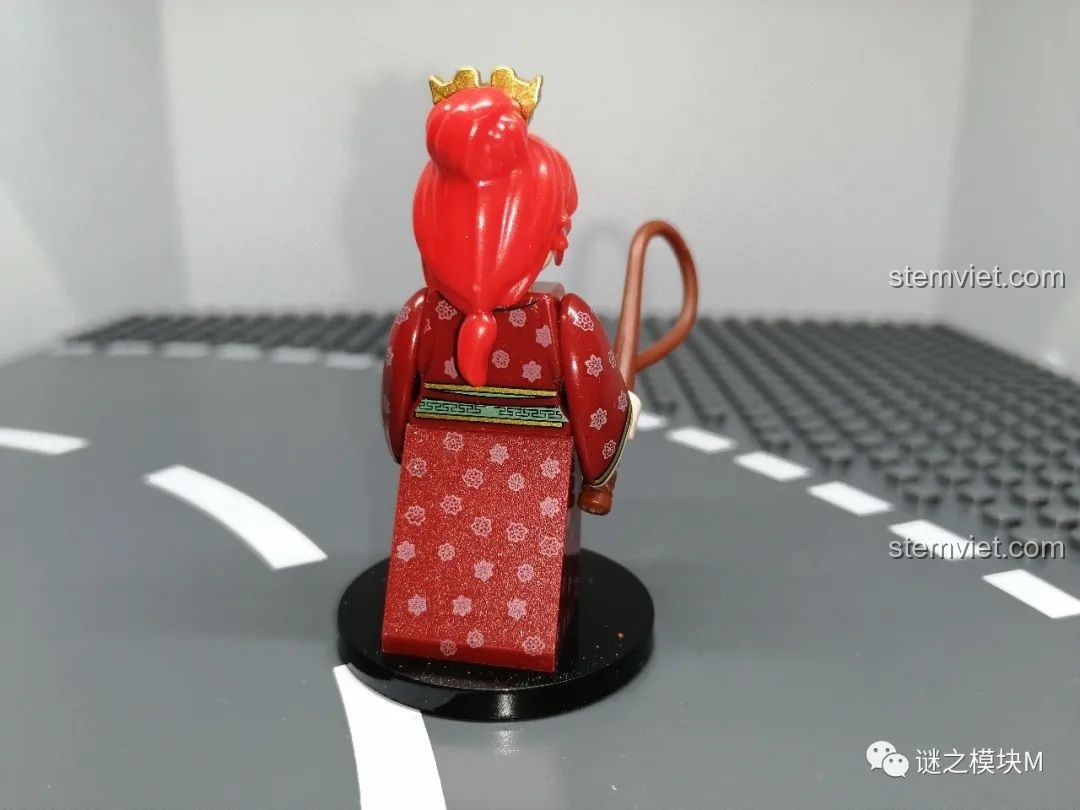 Mặt sau của minifigure Tôn Thượng Hương thuộc bộ DECOOL 20313-24, cho thấy họa tiết in chi tiết trên lưng váy.