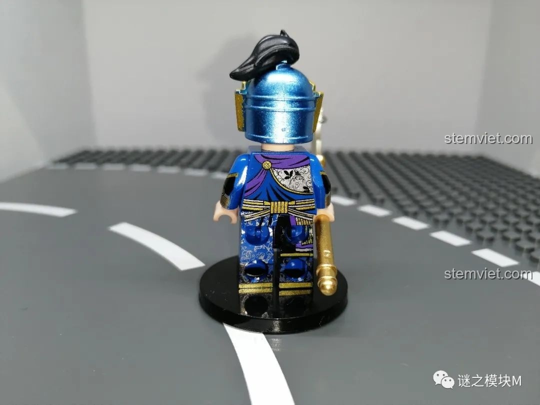 Mặt sau của minifigure Trương Liêu, cho thấy chi tiết in trên lưng và chân, cùng với mũ trụ màu xanh.