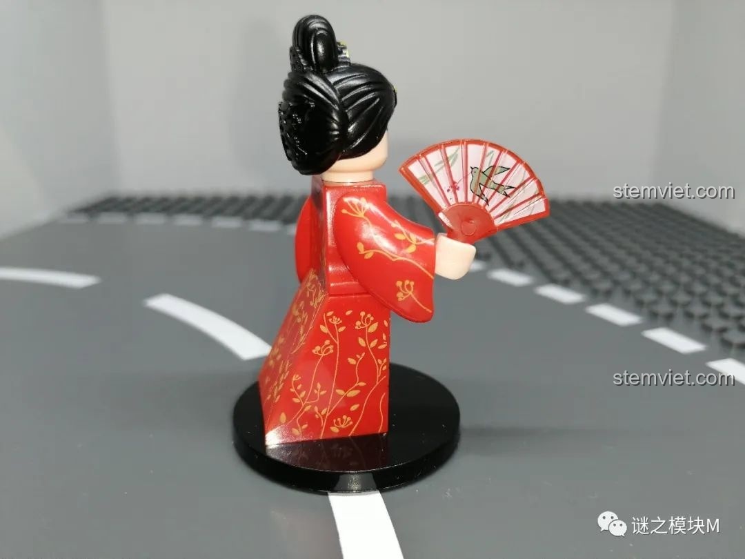 Góc nhìn từ bên cạnh của minifigure Trương Xuân Hoa, cho thấy chi tiết cây quạt và họa tiết trên tay áo.