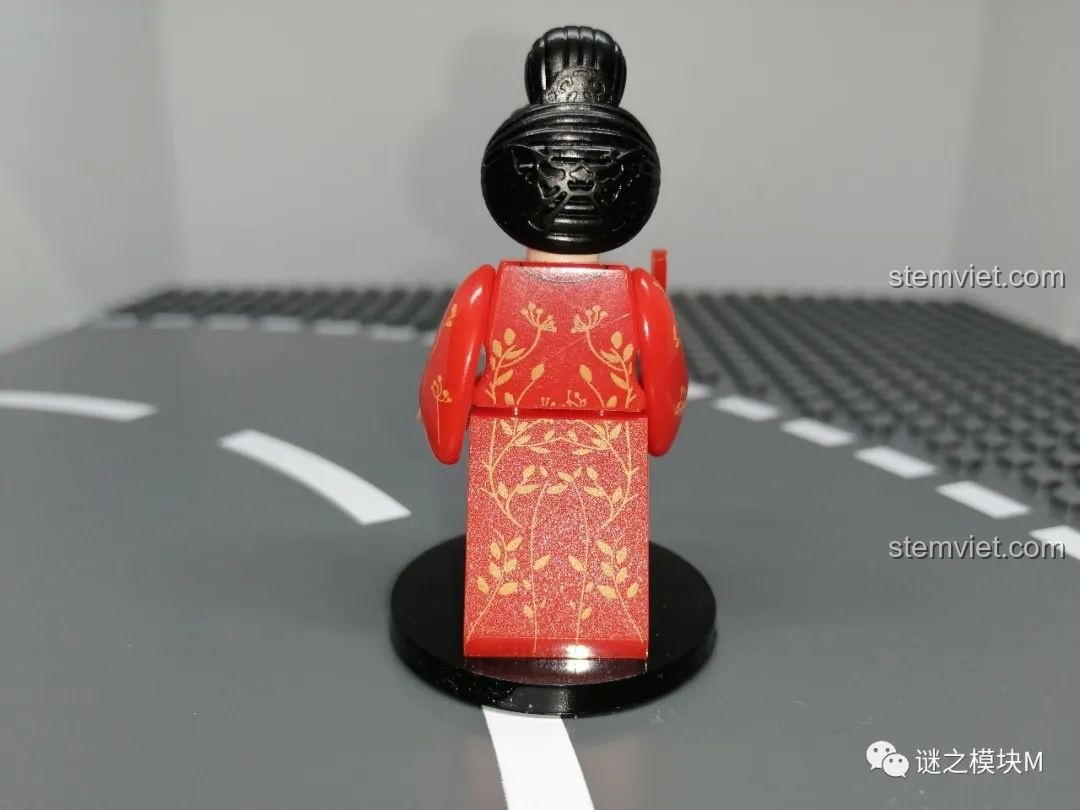 Mặt sau của minifigure Trương Xuân Hoa, khoe chi tiết in họa tiết cành hoa vàng trên nền áo đỏ.
