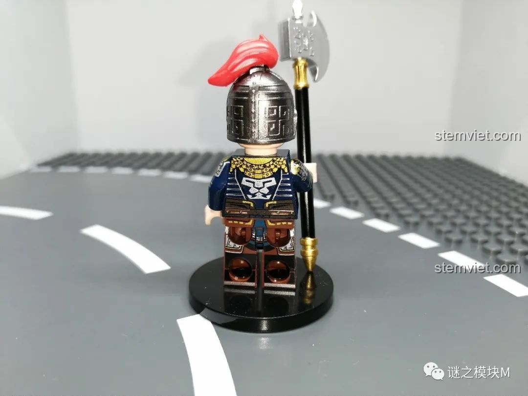 Mặt sau của minifigure Từ Hoảng không có áo choàng, để lộ chi tiết in trên lưng và chân.