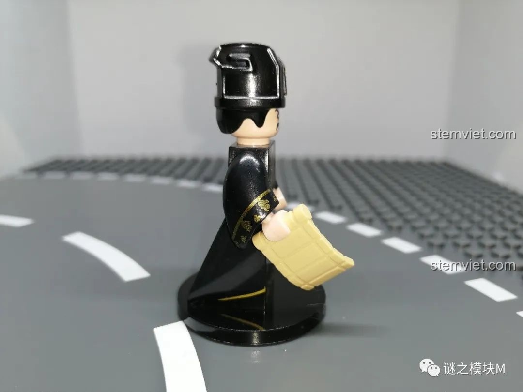 Góc nhìn từ bên cạnh của minifigure Tư Mã Ý, cho thấy chi tiết áo choàng dài và mũ quan văn độc đáo.