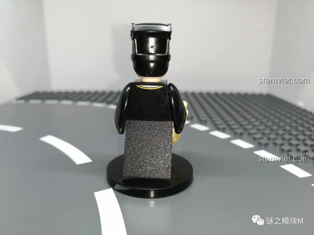 Mặt sau của minifigure Tư Mã Ý, tập trung vào thiết kế của chiếc mũ và phần áo choàng dài màu đen.