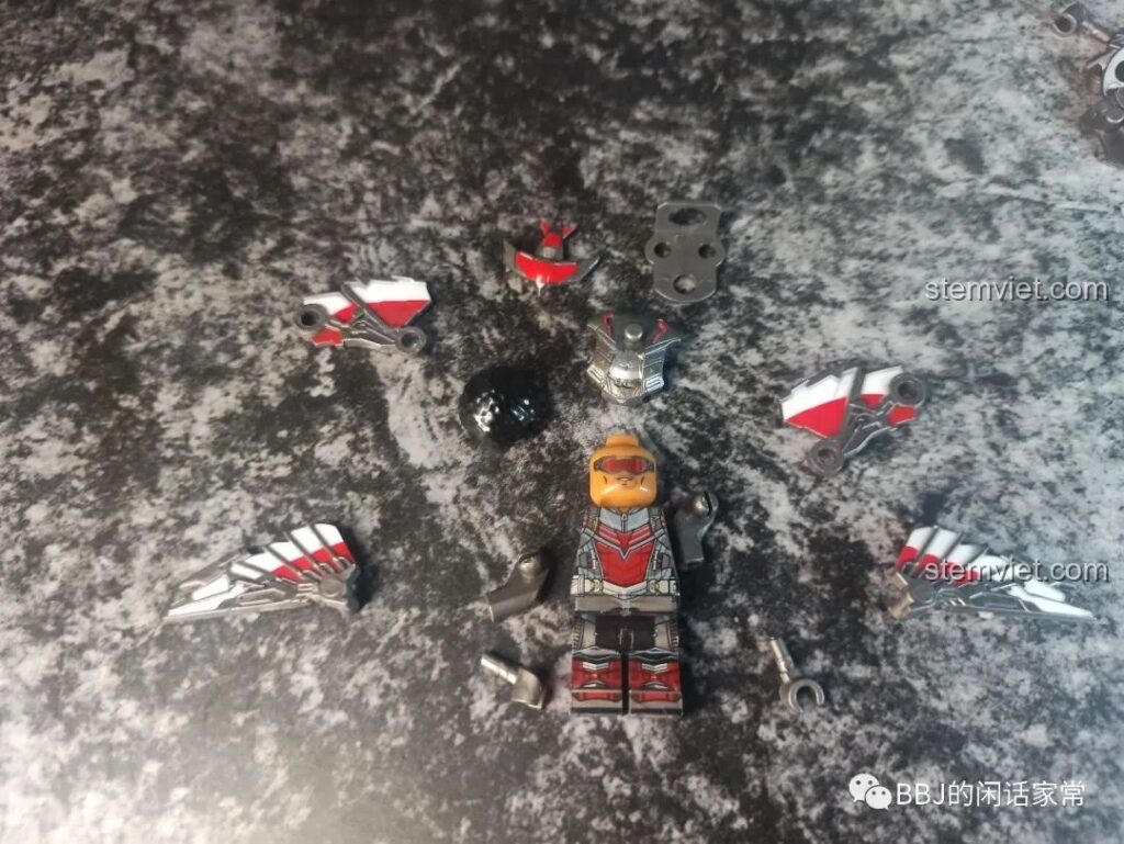 Các chi tiết của minifigure Falcon trong bộ đồ chơi WM 6117, bao gồm thân, cánh, và các phụ kiện nhỏ khác.