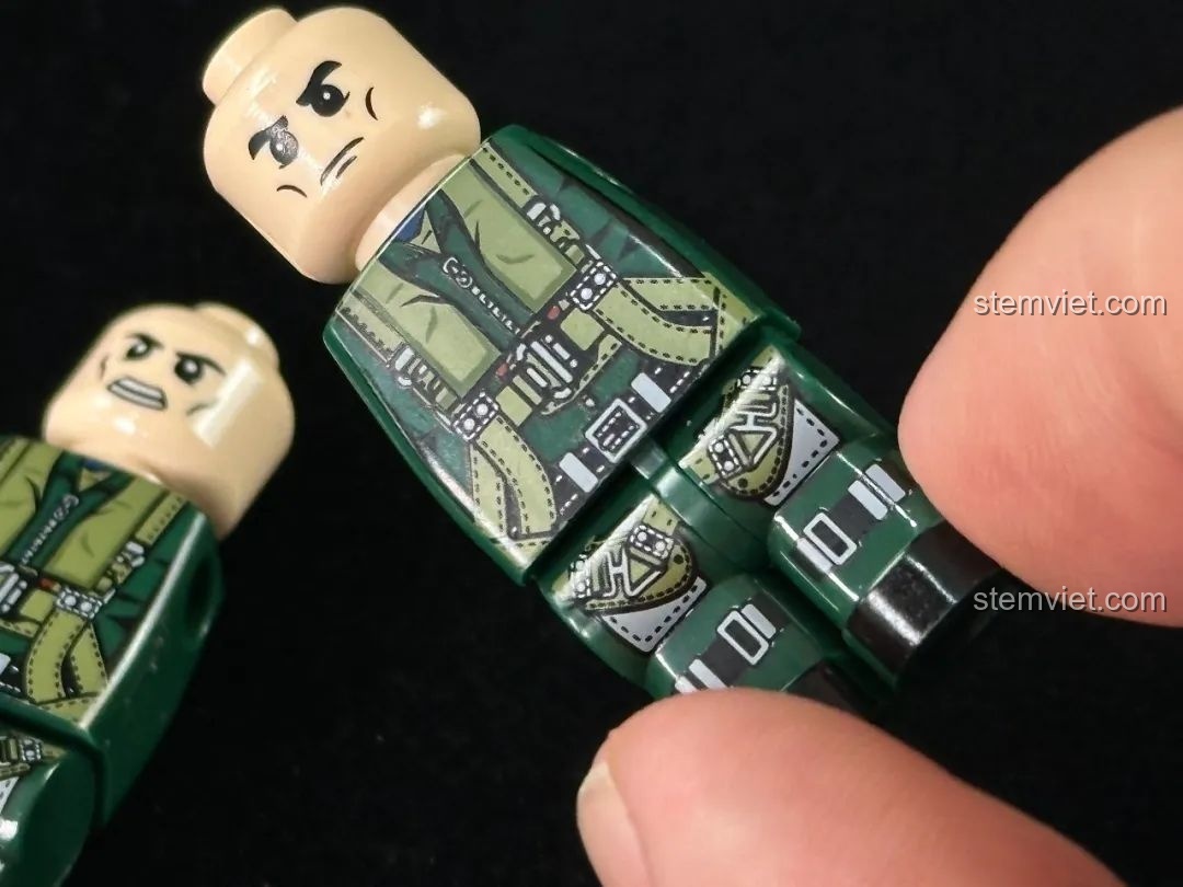 Cận cảnh chi tiết in trên thân minifigure phi công của bộ Panlos Brick 639026 Máy bay ném bom tàng hình thế hệ mới.