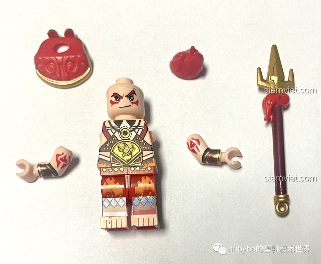 Các chi tiết của minifigure Hồng Hài Nhi trước khi lắp ráp, bao gồm thân, tay, tóc, vũ khí Hỏa Tiêm Thương và giáp vai.