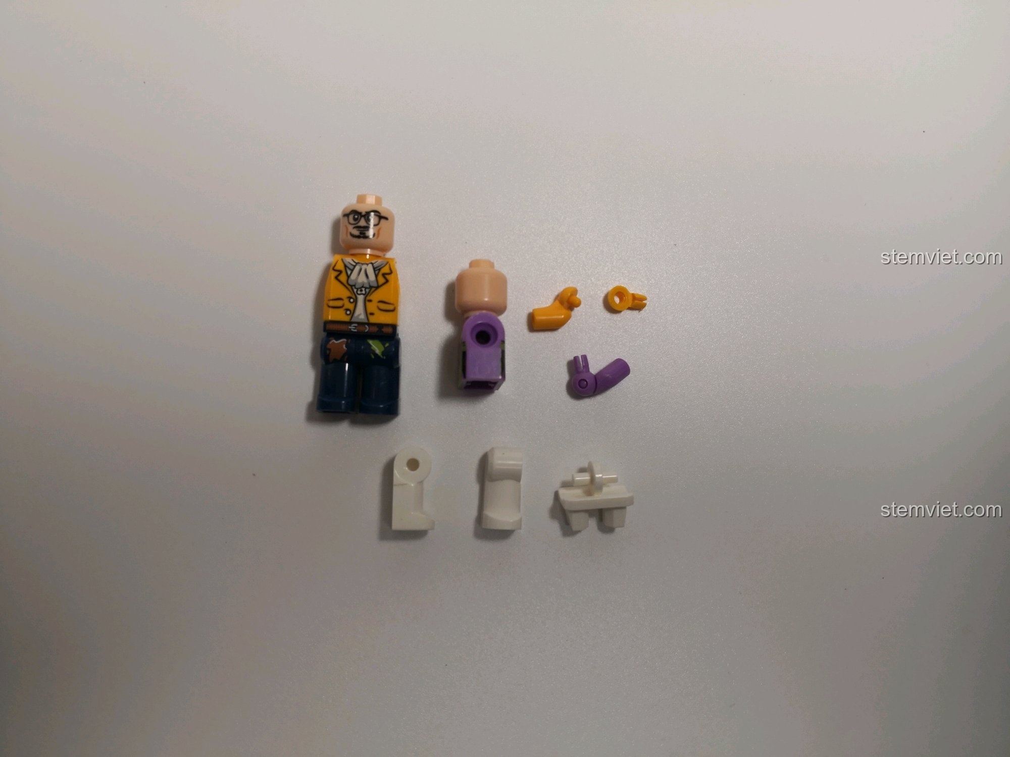 Chi tiết các bộ phận của minifigure họa sĩ trong bộ XINGBAO XB-01402, nổi bật với khớp tay linh hoạt cho nhiều tư thế.