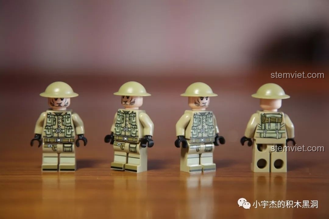 Bốn minifigure lính Anh sau khi đội mũ, trang bị đầy đủ, sẵn sàng cho các kịch bản chơi của bé.