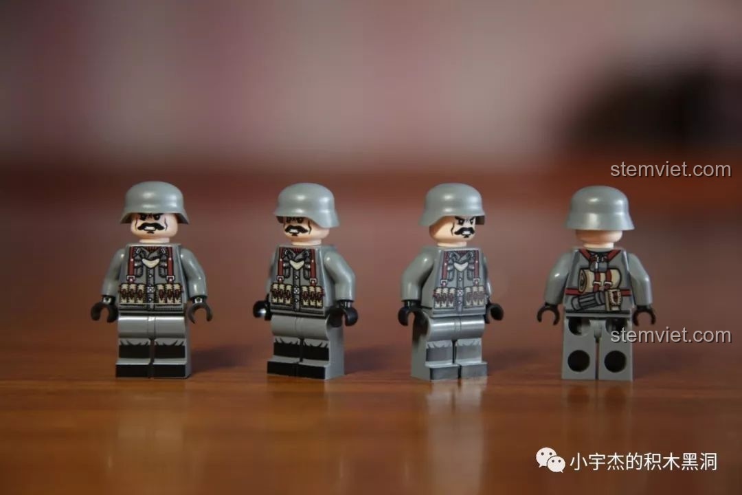 Các minifigure lính Đức sau khi đội mũ sắt, trang bị đầy đủ, sẵn sàng tham gia vào các trận chiến giả tưởng.