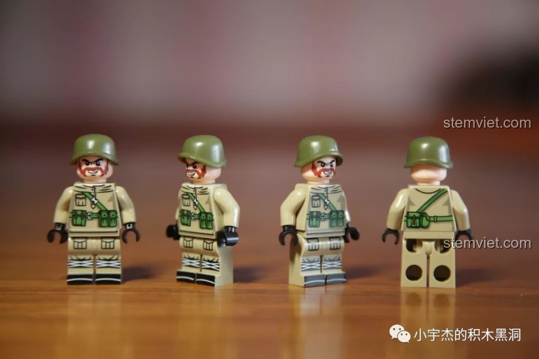 Các minifigure lính Liên Xô sau khi đội mũ, trang bị đầy đủ, chi tiết in trên thân áo rõ nét.
