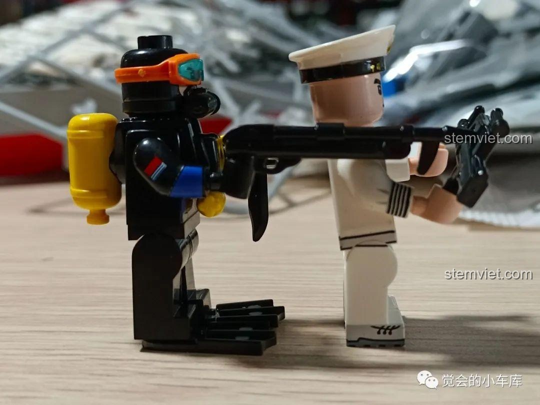 Góc nhìn cận cảnh minifigure người nhái và thủy thủ, cho thấy chi tiết bình dưỡng khí, kính lặn và vũ khí của từng nhân vật.