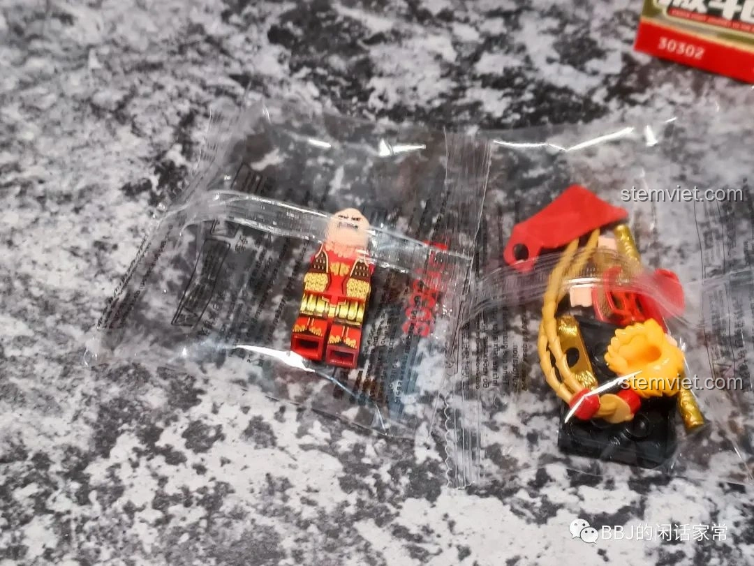 Các chi tiết của minifigure Tôn Ngộ Không Decool 30301 được đóng gói trong túi nhựa, bao gồm thân, đầu, tóc, gậy Như Ý và áo choàng. Đồ chơi mô hình Tôn Ngộ Không Decool đáng tiền.