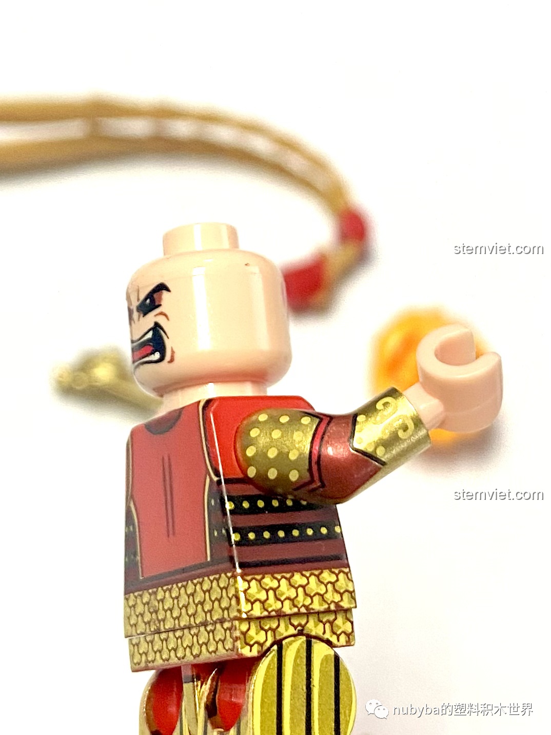 Các chi tiết của minifigure Tôn Ngộ Không trước khi lắp ráp, nổi bật với màu đỏ và vàng, thể hiện sự quyền lực.