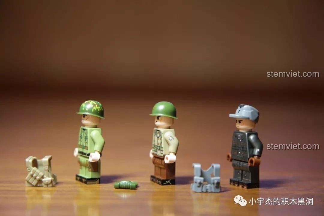 Góc nhìn nghiêng của ba minifigures trong bộ Panlos 631004, cho thấy chi tiết in trên thân áo.