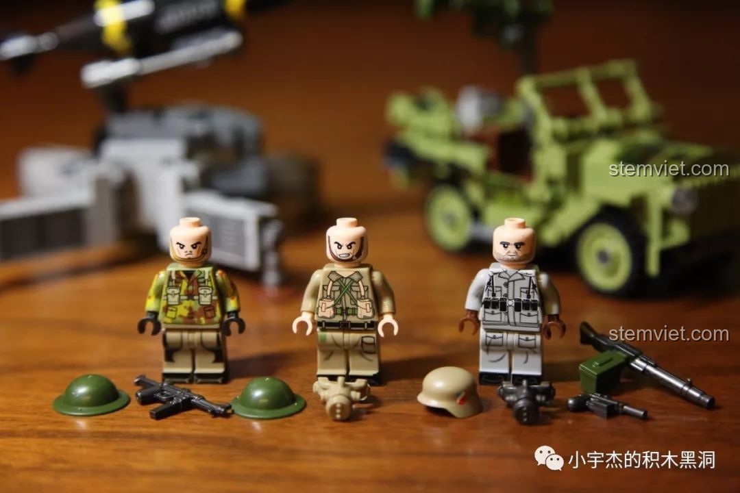 Cận cảnh ba minifigures lính từ bộ Panlos 631004D cùng với vũ khí và mũ đi kèm.