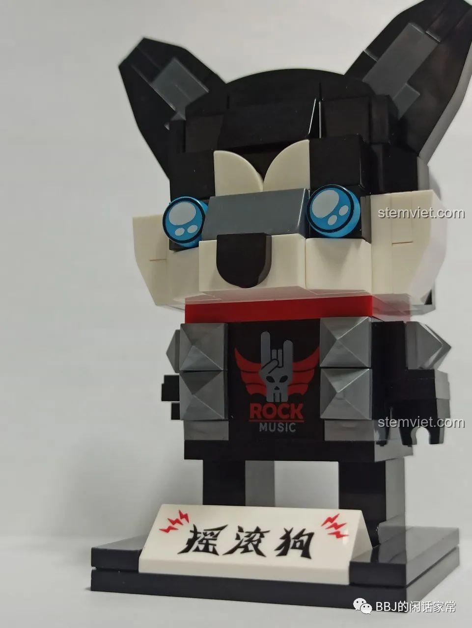 Ảnh chụp cận cảnh chi tiết áo khoác và khuôn mặt của mô hình GUDI 53002 Chú Chó Rocker.