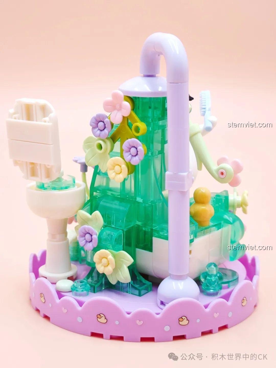 Góc nhìn bên cạnh của mô hình SEMBO 612023, cho thấy chi tiết vòi sen, bồn rửa mặt và các bông hoa trang trí.