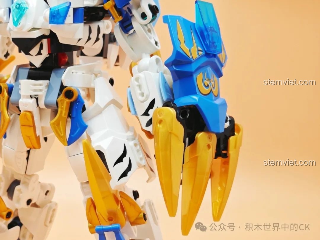 Cận cảnh bộ móng vuốt lớn trên tay của Mecha Bạch Hổ, vũ khí chính của robot.