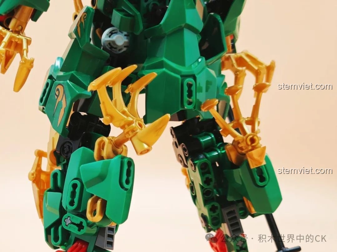 Cận cảnh các chi tiết móng vuốt trên giáp chân của Robot Mecha Thanh Long, tăng thêm vẻ hầm hố.