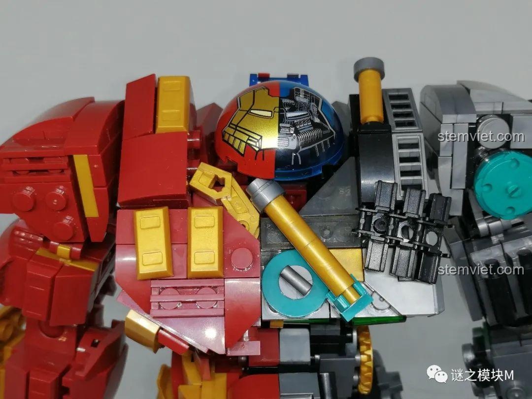 Cận cảnh chi tiết mũ bảo hiểm được in hai mặt của bộ LW 2081, một bên là giáp, một bên là máy móc.