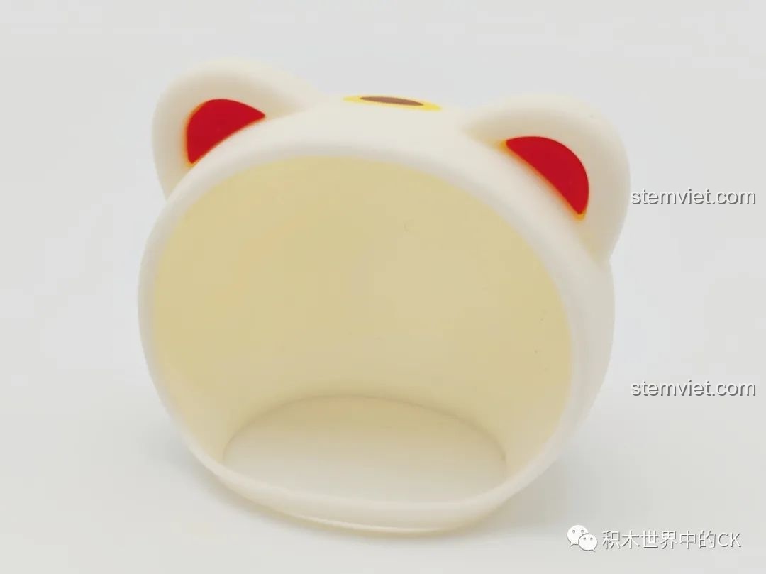 Cận cảnh chi tiết mũ mèo của mô hình Keeppley Doraemon K20412, chất liệu silicon mềm mại, màu sắc tươi tắn.