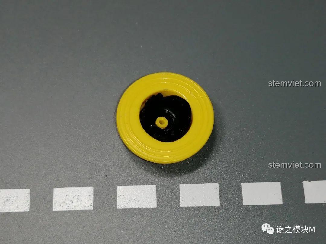 Cận cảnh chi tiết mũ rơm và tóc của minifigure Luffy, cho thấy chúng là hai bộ phận riêng biệt.