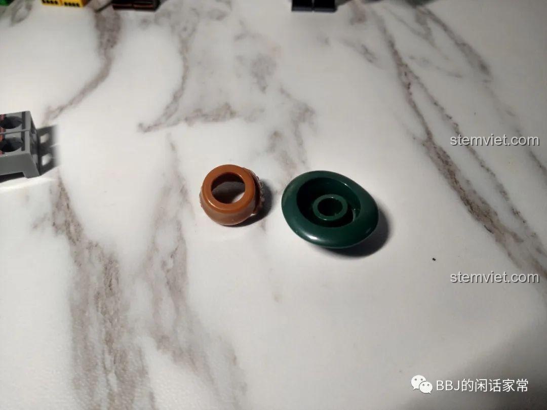 Chi tiết phụ kiện mũ và tóc của minifigure Riddler 1018, được làm từ hai mảnh ghép riêng biệt, một điểm nhấn của set XINH X0227.