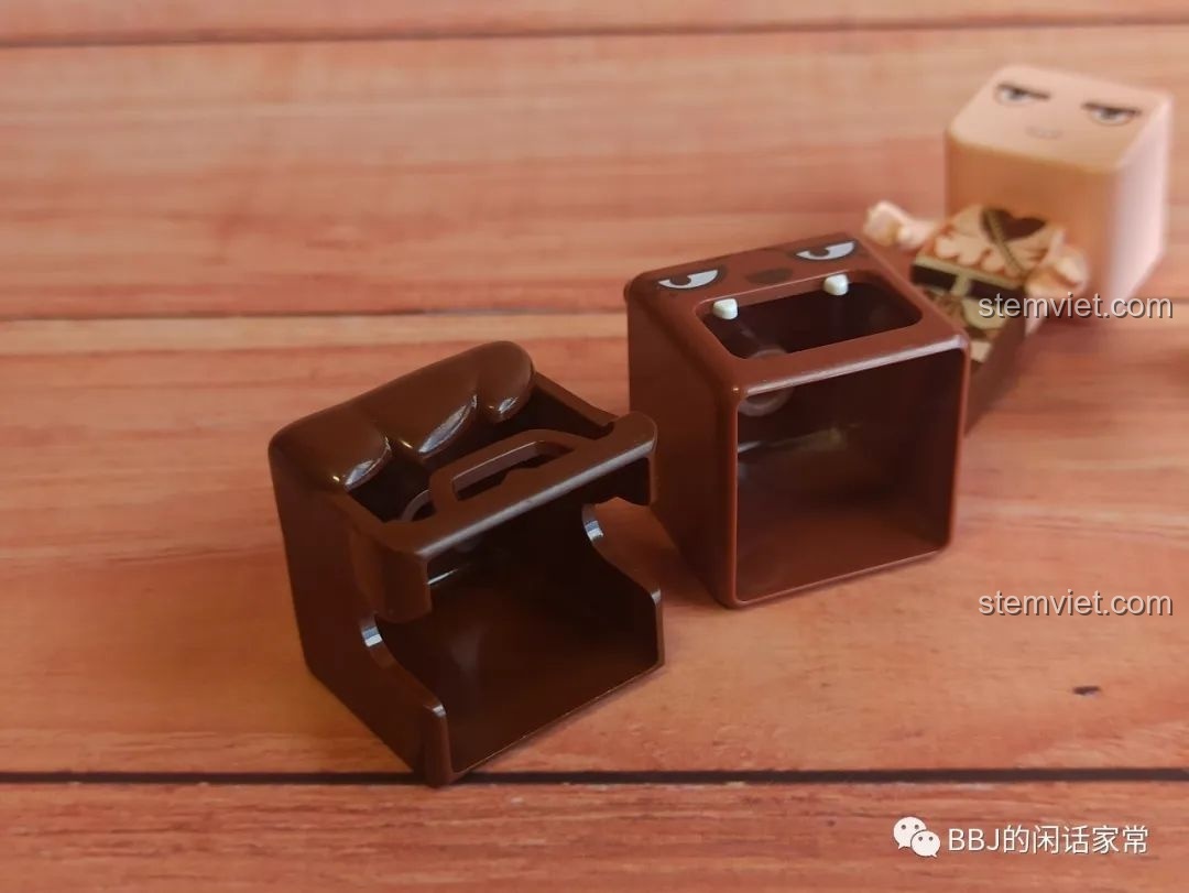 Chi tiết phần mũ và tóc của hai nhân vật trong bộ QMAN 4906, một điểm nhấn trong bài review QMAN 4906.